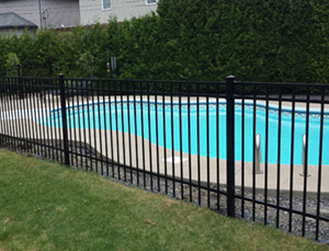 Installation d'une cloture ornementale sur mesure, ideal pour sécuriser le contour de votre piscine. Travaux d'installation de cloture effectués à Varennes sur la rive-sud de Montréal