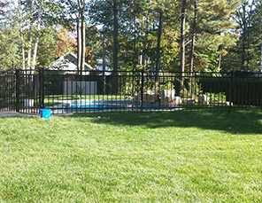 Installation de clôture ornementale noire de contour de piscine , avec barrière, 4 pieds de haut, travaux effectués à Boucherville sur la rive-sud de Montréal