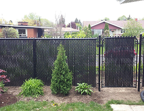 Installation de clôture et barrière Frost noire en maille de chaine, travaux effectués a Boucherville sur la rive-sud de Montréal