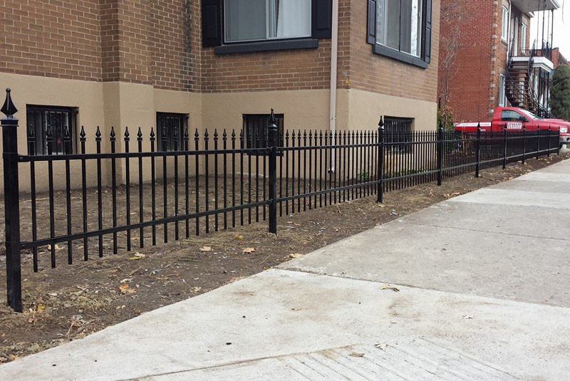 Installation de clôture ornementale noire, 4 pieds de haut, travaux effectués à Boucherville sur la rive-sud de Montréal