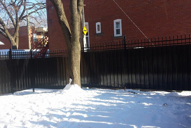 Installation de clôture ornementale noire, 6 pieds de haut, modèle intimité, installation de clôture à Boucherville sur la rive-sud de Montréal