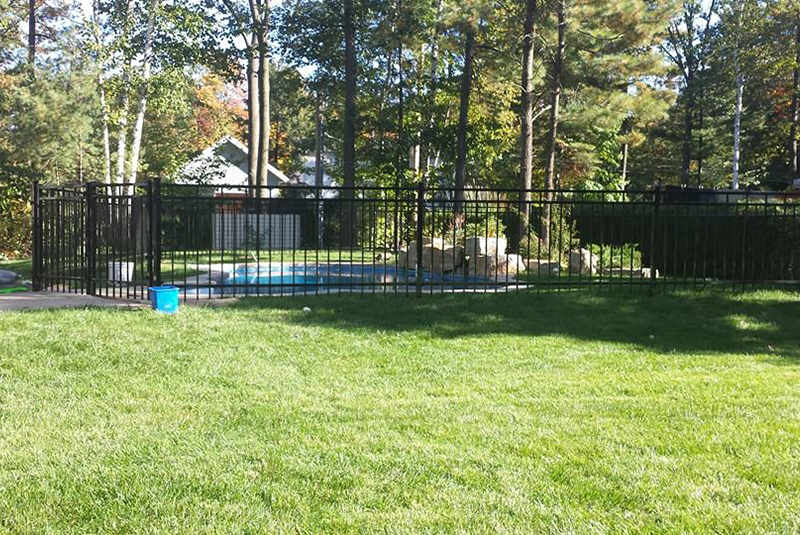 Installation de clôture ornementale noire de contour de piscine , avec barrière, 4 pieds de haut, travaux effectués à Boucherville sur la rive-sud de Montréal