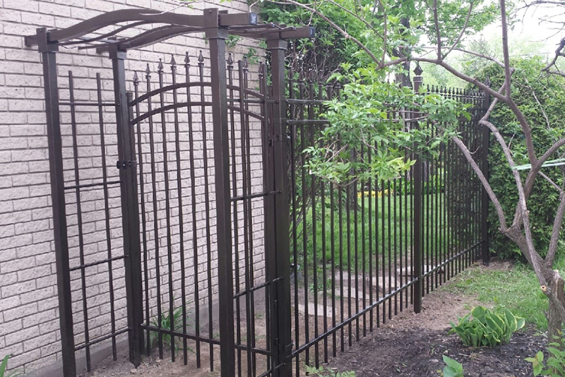 Installation de clôture ornementale avec tonnelle, 6 pieds de haut, travaux effectués à Boucherville sur la rive-sud de Montréal