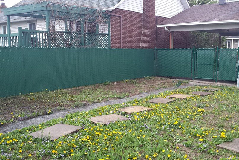 Installation de clôture et barrière Frost verte en maille de chaine, travaux effectués a Longueuil sur la rive-sud de Montréal