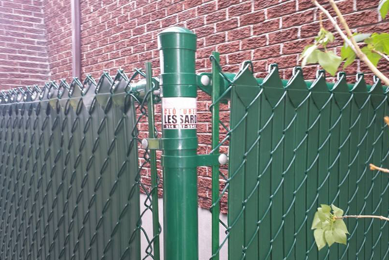 Installation de clôture et barrière Frost verte en maille de chaine, travaux effectués a Boucherville sur la rive-sud de Montréal