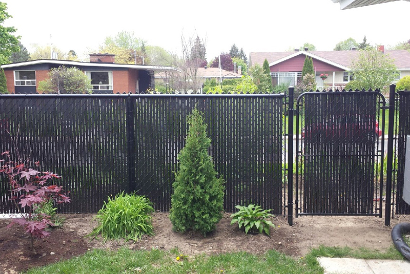 Installation de clôture et barrière Frost noire en maille de chaine, travaux effectués a Boucherville sur la rive-sud de Montréal
