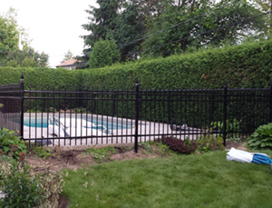 Installation de cloture ornementale style contemporain pour contour de piscine. Travaux d'installation de cloture effectués à Varennes sur la rive-sud de Montréal