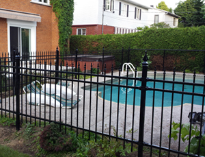 Installation de cloture ornementale style contemporain pour contour de piscine. Travaux d'installation de cloture effectués à Varennes sur la rive-sud de Montréal