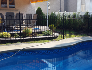 Installation de cloture contour de piscine. Travaux d'installation de cloture effectués à Varennes sur la rive-sud de Montréal