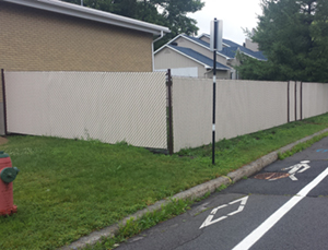 Installation d'une cloture ornementale noire, ideal pour sécuriser le contour de votre piscine. Travaux d'installation de cloture effectués à Varennes sur la rive-sud de Montréal