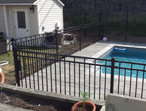 Installation d'une cloture ornementale noire, ideal pour sécuriser le contour de votre piscine. Travaux d'installation de cloture effectués à Varennes sur la rive-sud de Montréal