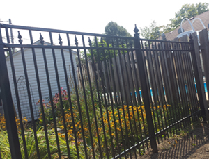 Installation d'une cloture ornementale style contemporain, ideal pour sécuriser le contour de votre piscine. Travaux d'installation de cloture effectués à Varennes sur la rive-sud de Montréal