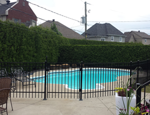 Installation d'une cloture ornementale style contemporain, ideal pour sécuriser le contour de votre piscine. Travaux d'installation de cloture effectués à Varennes sur la rive-sud de Montréal