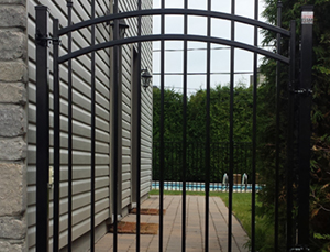 Installation d'une cloture ornementale sur mesure, ideal pour sécuriser le contour de votre piscine. Travaux d'installation de cloture effectués à Varennes sur la rive-sud de Montréal