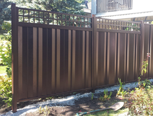 Installation de cloture ornementale pour contour de piscine. Travaux d'installation de cloture effectués à Sainte-Julie sur la rive-sud de Montréal