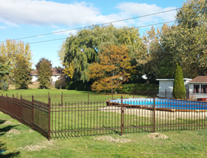 Installation de cloture ornementale pour contour de piscine. Travaux d'installation de cloture effectués à Sainte-Julie sur la rive-sud de Montréal
