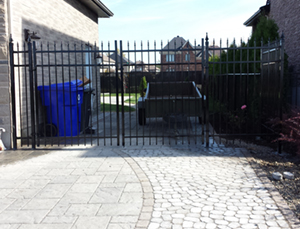 Installation de cloture pour un contour de piscine. Travaux d'installation de cloture effectués à Varennes sur la rive-sud de Montréal