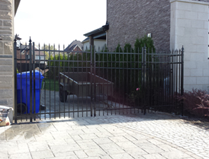 Installation de cloture ornementale pour contour de piscine. Travaux d'installation de cloture effectués à Varennes sur la rive-sud de Montréal