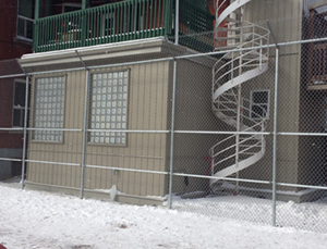 Installation de cloture ornementale pour contour de piscine. Travaux d'installation de cloture effectués à Varennes sur la rive-sud de Montréal