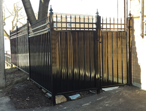 Installation de cloture ornementale pour contour de piscine. Travaux d'installation de cloture effectués à Varennes sur la rive-sud de Montréal