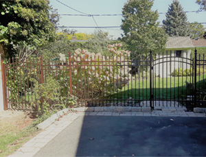cloture ornementale mitoyenne avec barrieres arrondies modele cuivre, ideal pour sécuriser le contour de votre piscine. Travaux effectués à Boucherville sur la rive-sud de Montréal
