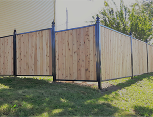 Cloture ornementale en bois et acier hybride ideal pour securiser le contour de piscine. Travaux effectués à Varennes sur la rive-sud de Montréal