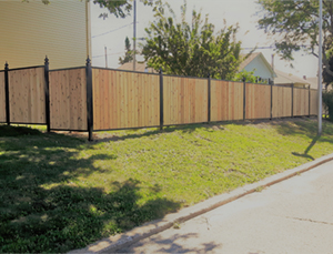 Cloture hybride en bois et en acier, ideal pour sécuriser le contour de votre piscine. Travaux effectués à Varennes sur la rive-sud de Montréal