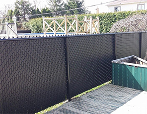 Installation de clôture Frost noire en maille de chaine 5 pieds de haut, avec installation de lattes intimité, travaux effectués a Varennes sur la rive-sud de Montréal