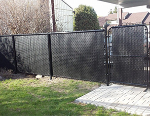 Installation de clôture et barrière Frost noire en maille de chaine, travaux effectués a Varennes sur la rive-sud de Montréal