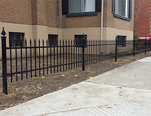 Installation de clôture ornementale noire, 4 pieds de haut, travaux effectués à Boucherville sur la rive-sud de Montréal