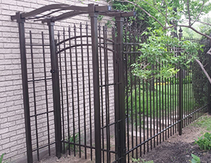 Installation de clôture ornementale avec tonnelle, 6 pieds de haut, travaux effectués à Boucherville sur la rive-sud de Montréal