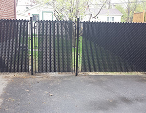 Installation de clôture et barrière Frost noire en maille de chaine, travaux effectués a Longueuil sur la rive-sud de Montréal